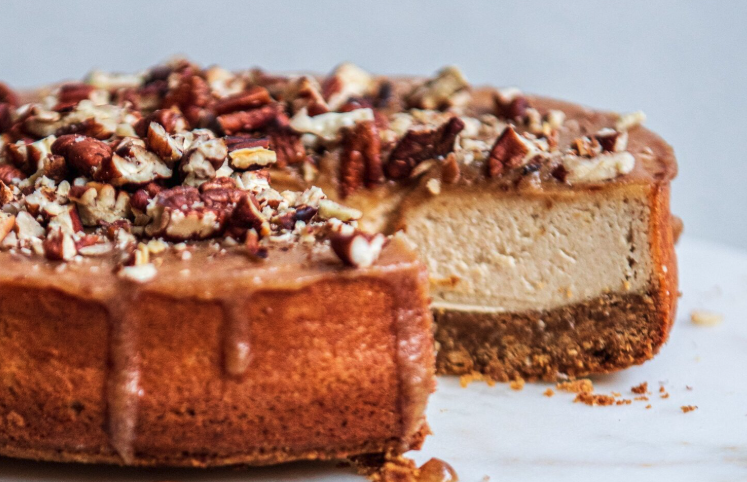 Skořicový cheesecake s datlovým karamelem